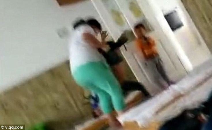 Σοκαριστικό! Δασκάλα ξέσπασε βίαια γιατί το παιδί ήταν «άτακτο» (σκληρό βίντεο)